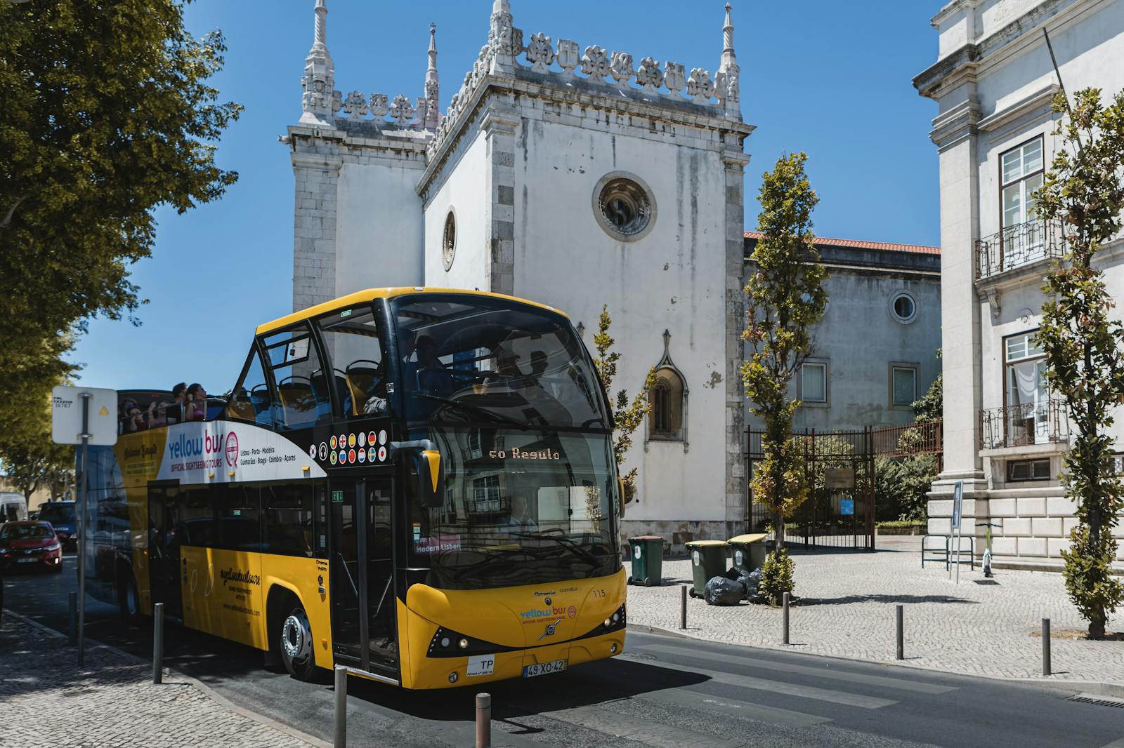 A Jerónimos kolostor utca felől, busszal