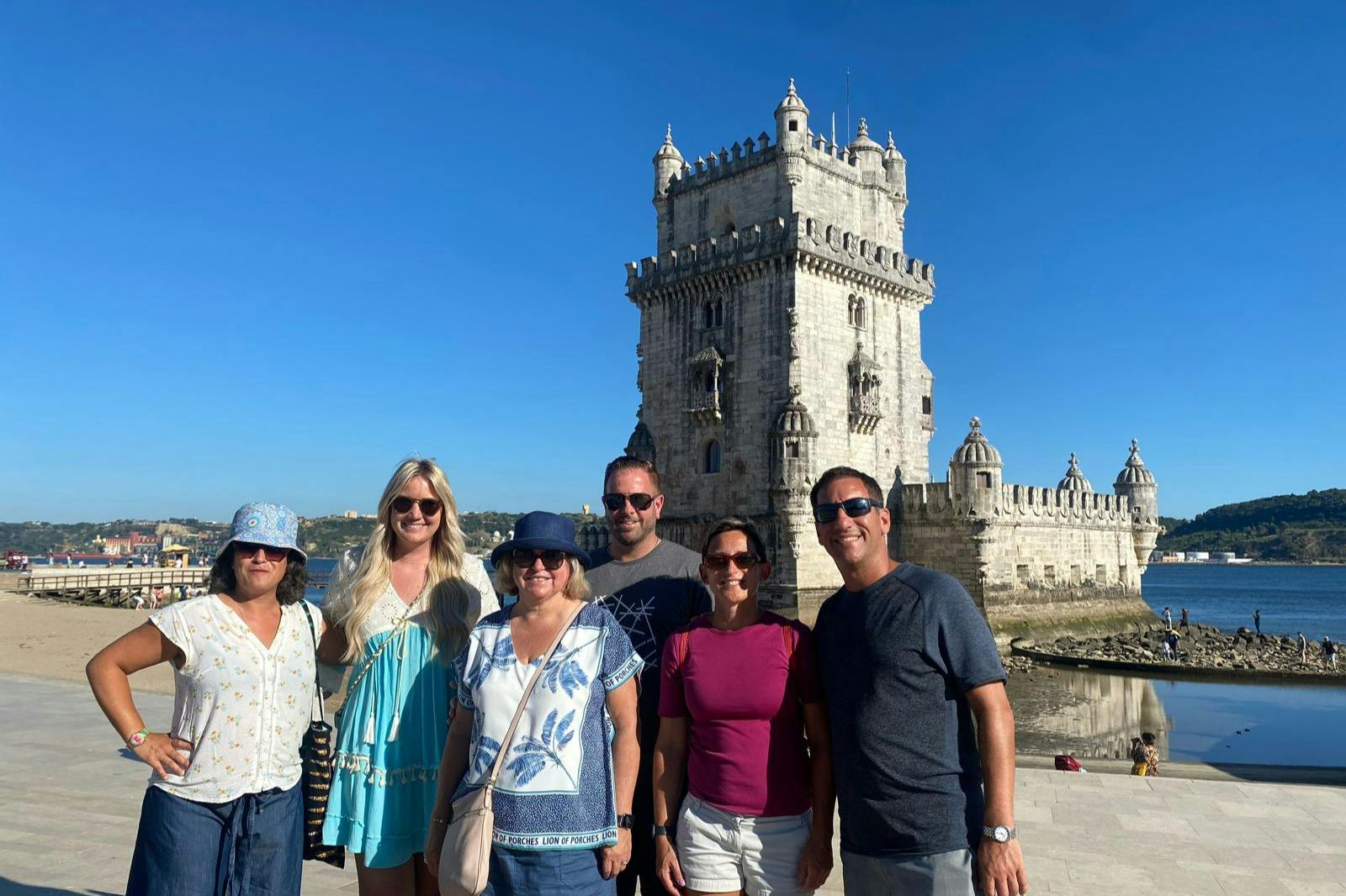 Grup de turiști zâmbind în fața Mănăstirii Hieronymiților
